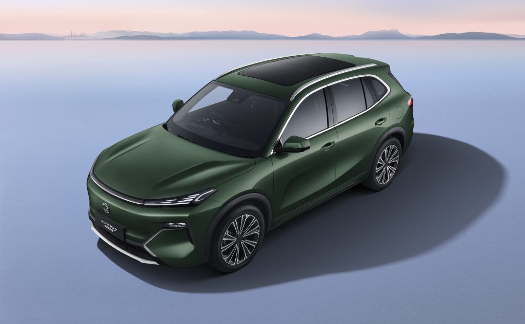 Emas7-PHEV-Quarter-Front-Left-High-Angle-EmeraldGreen-03.jpg-1024x633